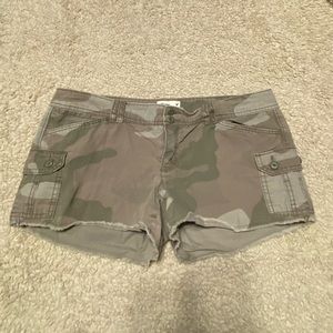 American Eagle Camo Shorts - Size 8